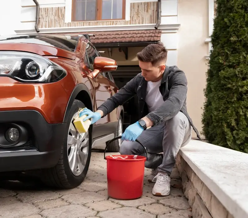Lavage auto à domicile Perpezac-le-Blanc : professionnel intervenant sur un véhicule